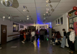 Dyskoteka szkolna w stylu lat 90.