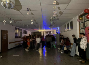 Dyskoteka szkolna w stylu lat 90.