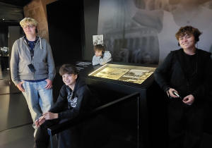 Zwiedzanie wystawy w EC1.